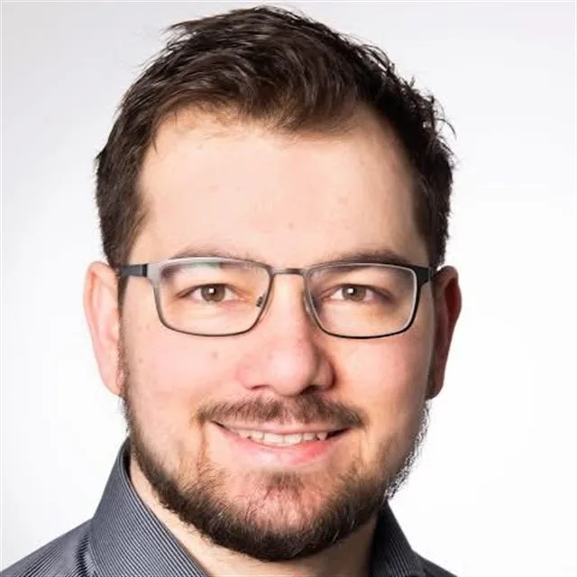Florin Feier lächelt im Porträtfoto, Inhaber von WVM-IT